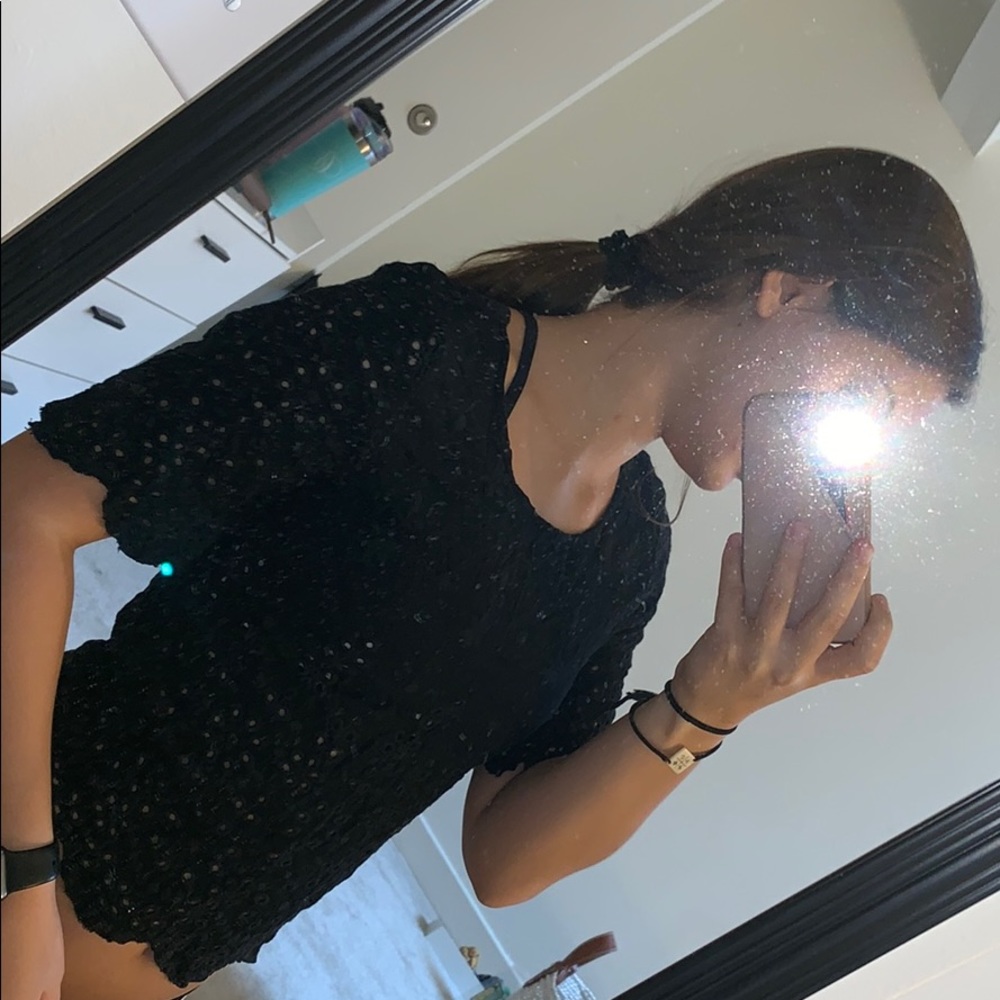 Black cutout quarter sleeve crop top